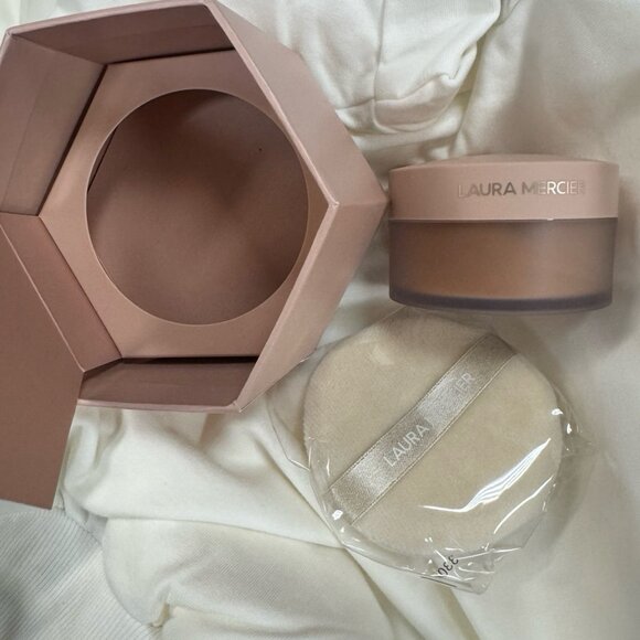 Laura Mercier Translucent Loose Setting Powder and Puff Medium Deep Gift Wrapped - Picture 6 of 9